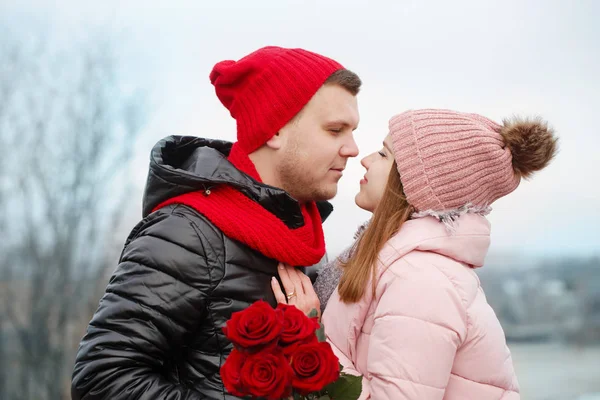 Teder, liefdevol paar met bloemen — Stockfoto