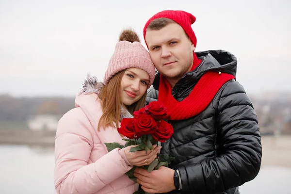 Něžný pár s květinami — Stock fotografie