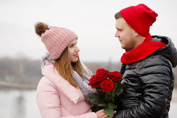 Paar met rozen — Stockfoto