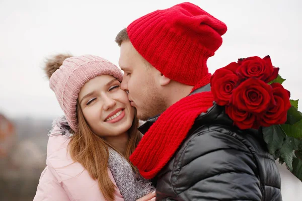 Cara beija uma menina — Fotografia de Stock