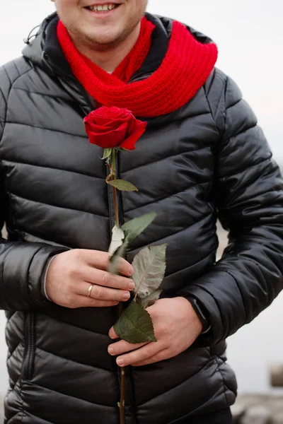 Ragazzo con una rosa rossa, primo piano — Foto Stock
