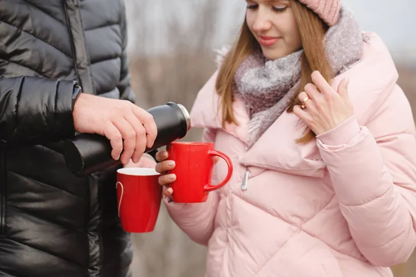 Casal em um piquenique no inverno eles bebem chá, close-up — Fotografia de Stock