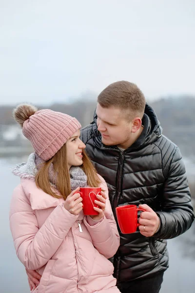 Щаслива пара вони п'ють гарячий чай — стокове фото
