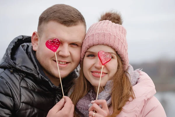 お菓子を持ってる男と女 — ストック写真