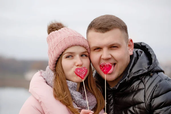 Jongen en meisje met naar lolipops — Stockfoto