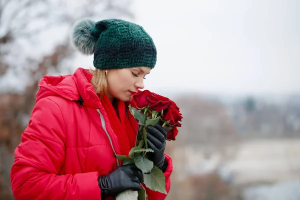 Woman sniffing flowers — Stock Photo, Image