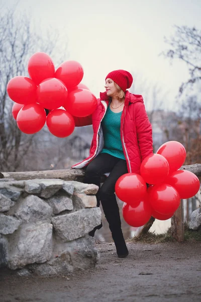 Balon tutan bir kız — Stok fotoğraf