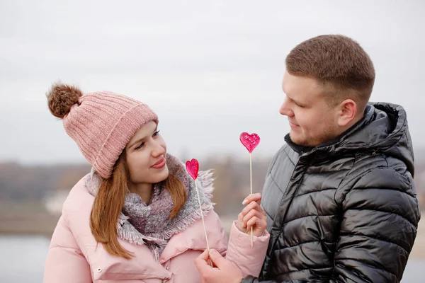 Çift lolipoplarla eğleniyor.