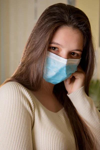 Portret dziewczyny w bandażu przeciwko wirusowi — Zdjęcie stockowe