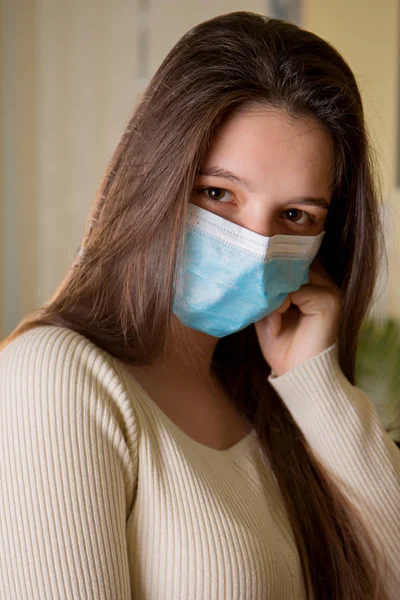 Retrato de una niña en una venda contra un virus — Foto de Stock