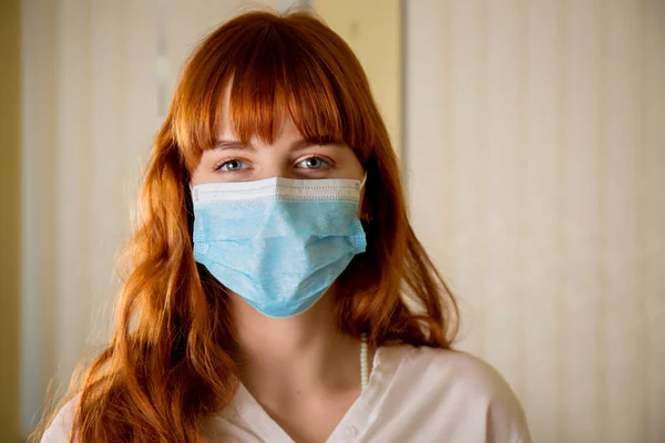 Ragazza con una benda protettiva — Foto Stock