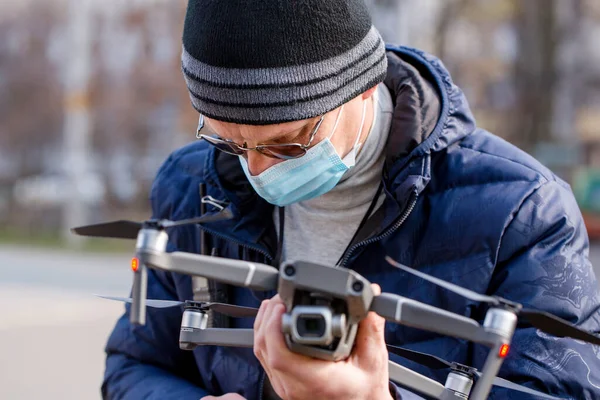 Surveyor Dans Masque Protection Prépare Quadcopter Pour Photogrammétrie Concept Protection — Photo