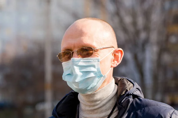 보호용 마스크를 남자가 거리를 있습니다 코로나 바이러스 — 스톡 사진