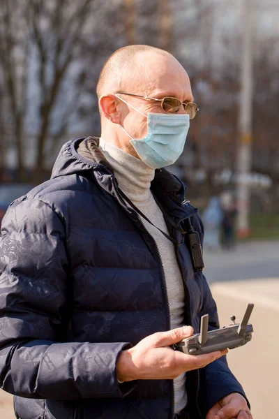 보호용 마스크를 측량사는 조종합니다 코로나 바이러스 — 스톡 사진