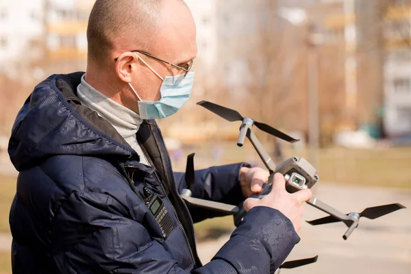 Surveyor Dans Masque Protection Prépare Quadcopter Pour Photogrammétrie Concept Protection — Photo