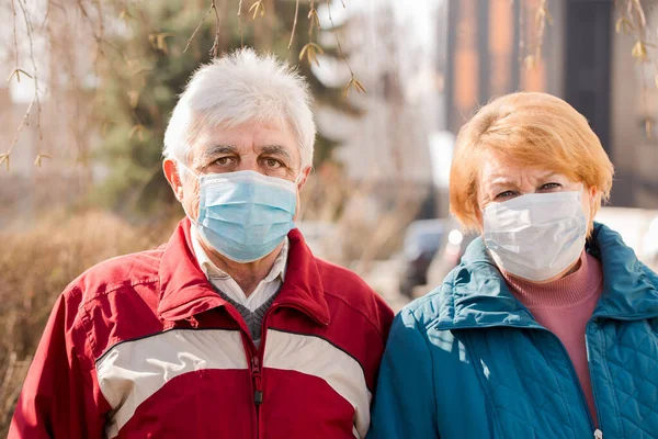 保護マスクの高齢者のカップル コロナウイルス保護の概念 — ストック写真