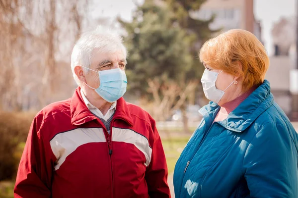 Par Personas Mayores Con Máscaras Protectoras Concepto Protección Contra Coronavirus —  Fotos de Stock