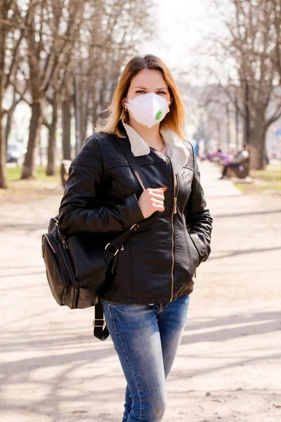 保護マスクの若い美しい女性が屋外を歩く コロナウイルス保護の概念 — ストック写真