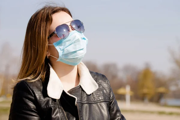 防護マスクの若い女性が歩いている コロナウイルス保護の概念 — ストック写真