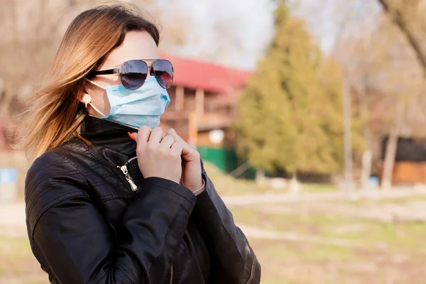 Una Joven Con Una Máscara Protectora Está Caminando Concepto Protección —  Fotos de Stock