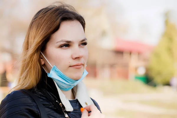 Una Joven Con Una Máscara Protectora Está Caminando Concepto Protección — Foto de Stock