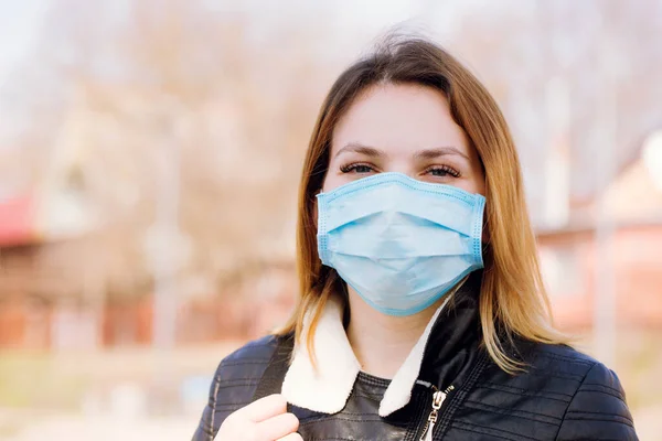 Junge Frau Mit Schutzmaske Geht Coronavirus Schutzkonzept — Stockfoto