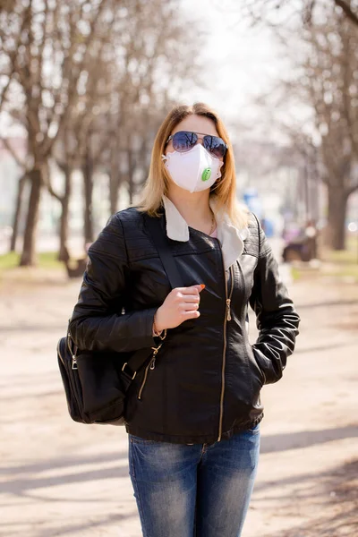 Una Joven Con Una Máscara Protectora Está Caminando Concepto Protección —  Fotos de Stock