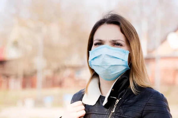 Una Joven Con Una Máscara Protectora Está Caminando Concepto Protección — Foto de Stock