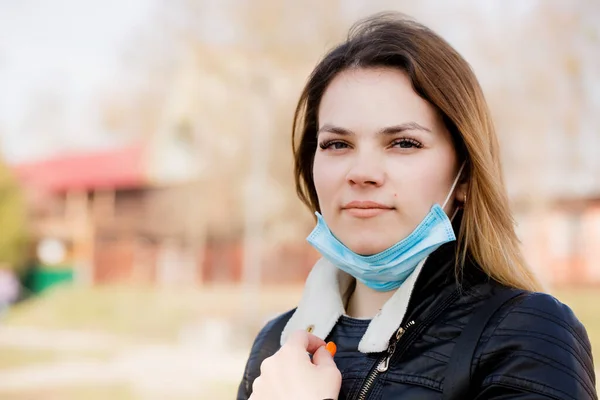 Una Joven Con Una Máscara Protectora Está Caminando Concepto Protección — Foto de Stock