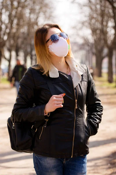 Una Joven Con Una Máscara Protectora Está Caminando Concepto Protección —  Fotos de Stock