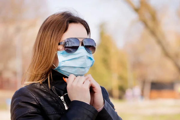 Una Joven Con Una Máscara Protectora Está Caminando Concepto Protección —  Fotos de Stock