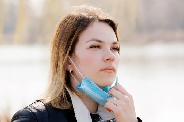 Giovane Donna Con Una Maschera Protettiva Sta Camminando Concetto Protezione — Foto Stock