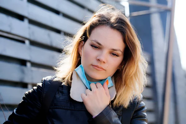 Una Joven Con Una Máscara Protectora Está Caminando Concepto Protección —  Fotos de Stock