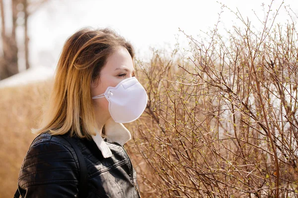 防護マスクの若い女性が歩いている コロナウイルス保護の概念 — ストック写真
