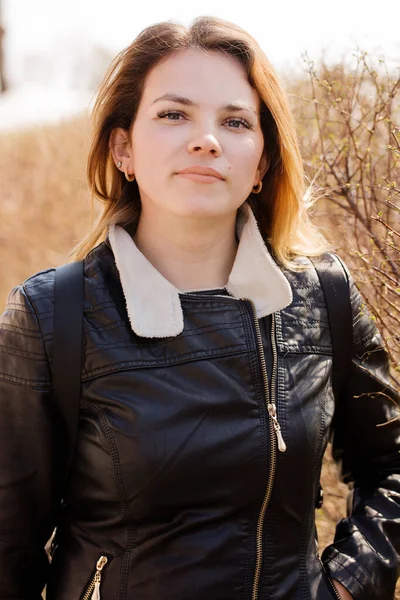 Retrato Uma Jovem Mulher Primavera Livre — Fotografia de Stock