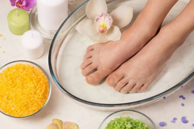 Tuz banyosunda küçük kadın bacakları, Reiki deresinde enerjik bacak temizliği.