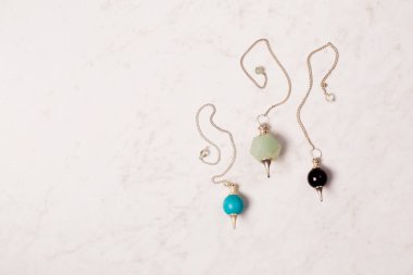 Reiki deresinde çalışmak için üç sarkaç