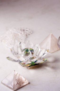 Kristal nilüfer çiçeği, top ve piramit. Reiki kavramı