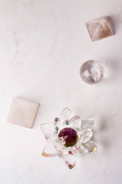 Kristal nilüfer çiçeği, top ve piramit. Reiki kavramı