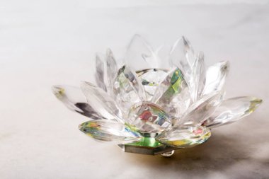 Kristal nilüfer çiçeği, top ve piramit. Reiki kavramı