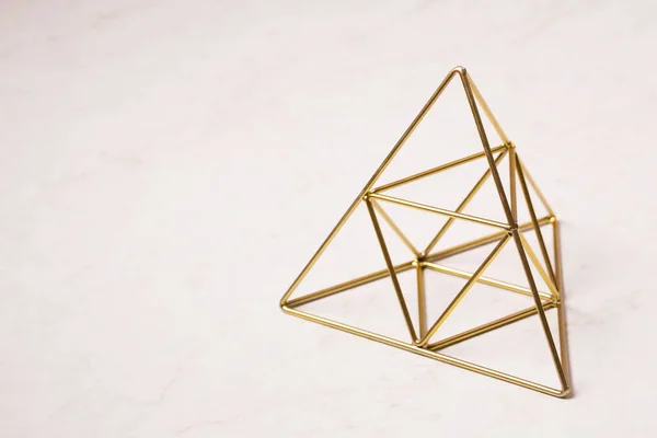 Золотая Пирамида Желаний Белом Фоне — стоковое фото