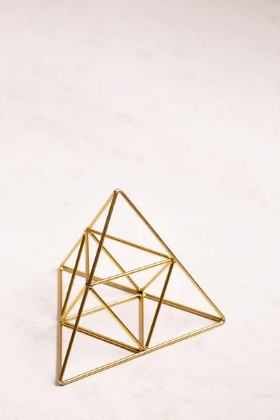 Pirâmide Dourada Desejos Fundo Branco — Fotografia de Stock