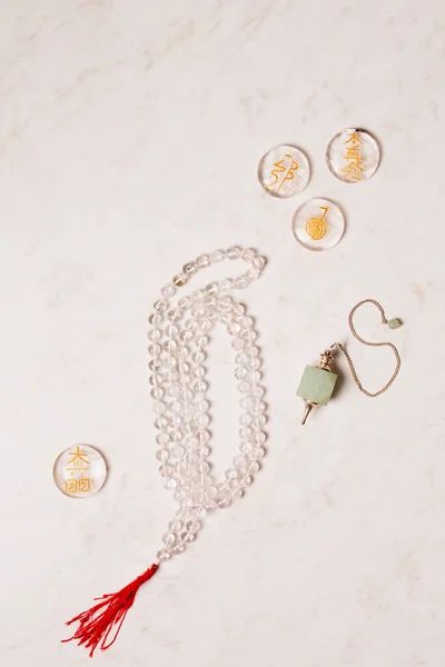 二级Reiki标志和白色背景的水晶珠子 — 图库照片