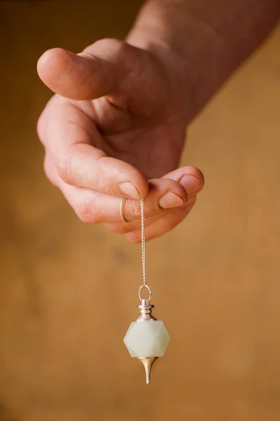 Pendulum Hand Reiki Master — Stock Photo, Image