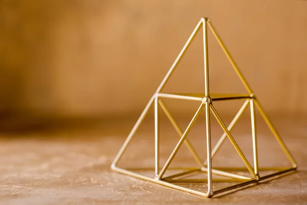 黄金の背景に願いの黄金のピラミッド — ストック写真