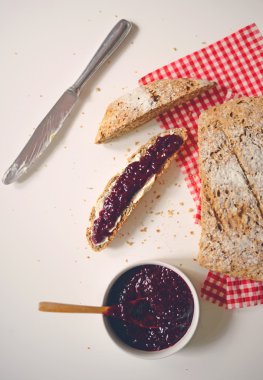Home Made Frambuaz reçeli ve kahve fincanı ile ekmek - yat