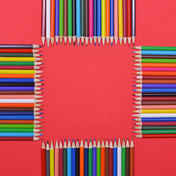 Telaio fatto di colorate matite di legno piatto lay — Foto Stock