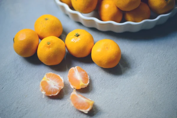 Mandarinas frescas en cuenco de cerámica vintage - Fondo de fruta fresca — Foto de Stock