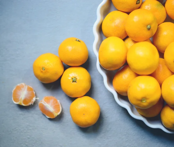 Mandarinas frescas en cuenco de cerámica vintage - Fondo de fruta fresca — Foto de Stock