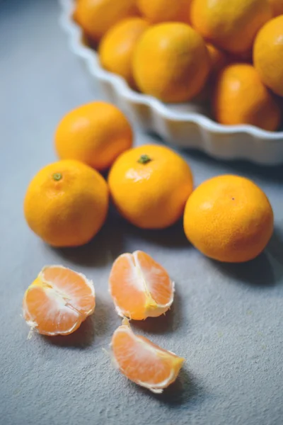 Mandarinas frescas en cuenco de cerámica vintage - Fondo de fruta fresca — Foto de Stock